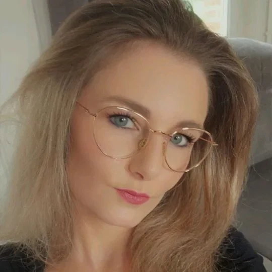 Selfie de CutieJulie76 avec ses lunettes dorées