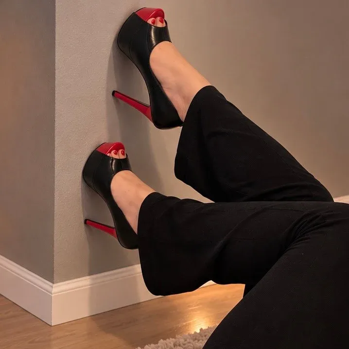 Fanny Secrets en pantalon noir et escarpins à semelle rouge, jambes contre un mur