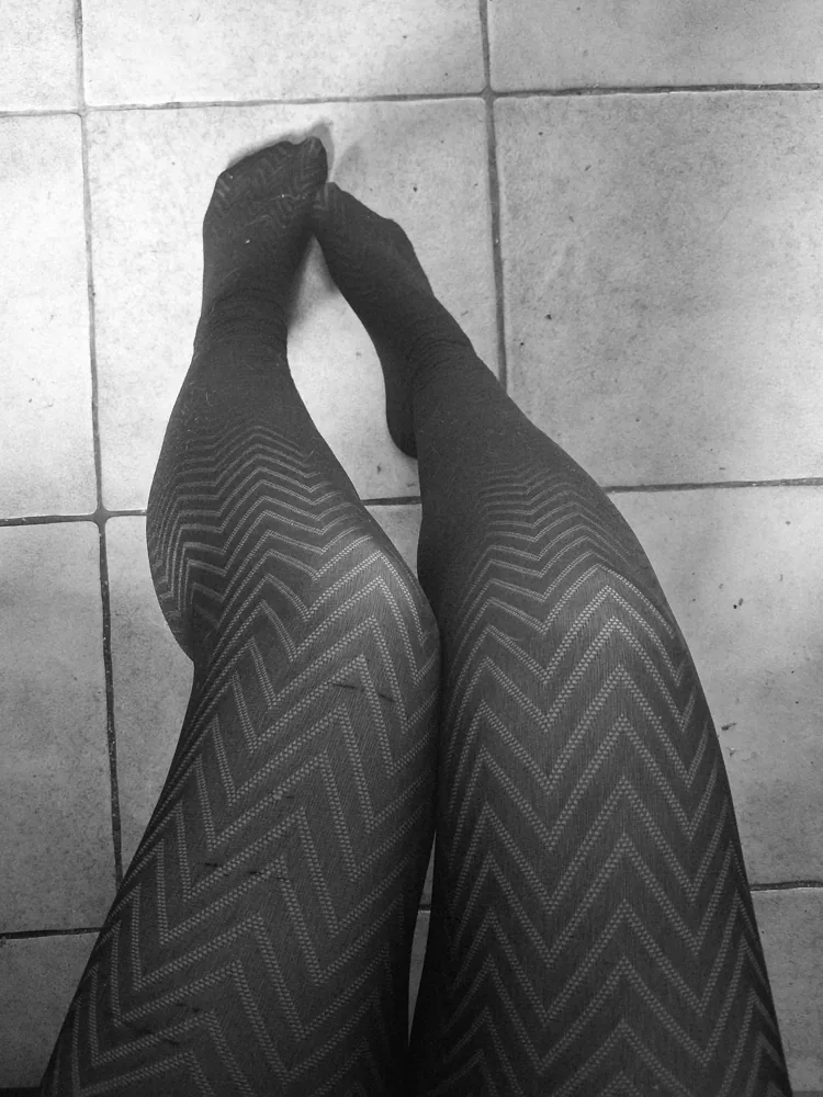 Jambes en collants à chevrons, photo en noir et blanc
