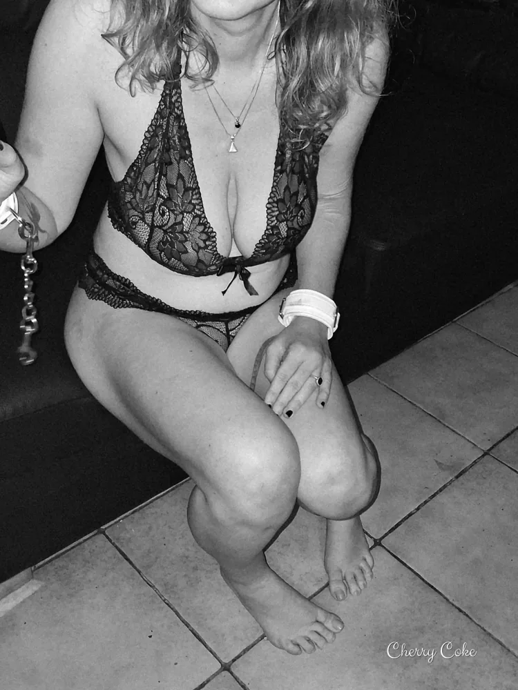 MlleCherryCoke en lingerie de dentelle, portrait en noir et blanc