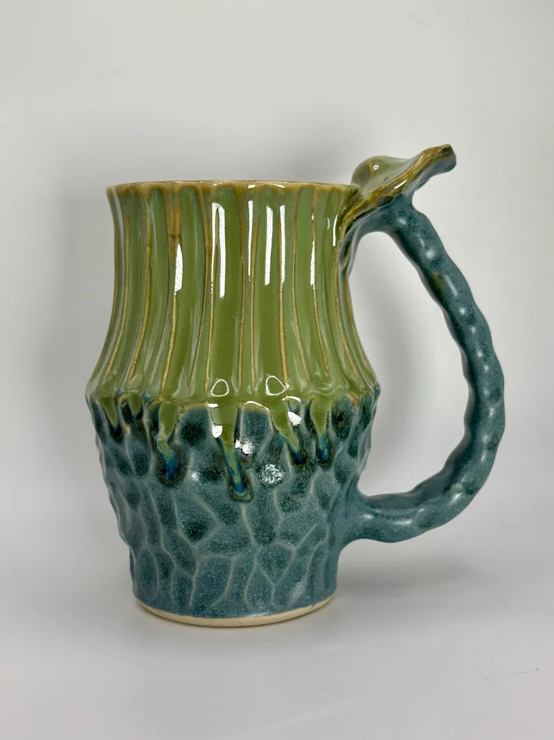 Mug champignon émaillé vert et bleu créé par Haven Tunin