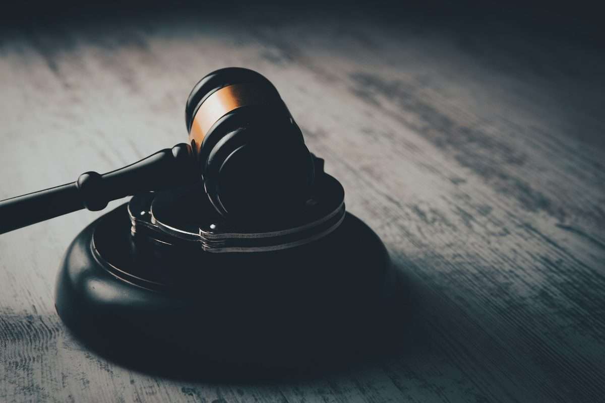 Marteau de juge, symbole de la loi contre l’exploitation sexuelle en ligne